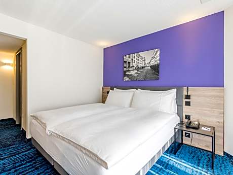 Standard family suite with 2 rooms and connecting door (538 sq