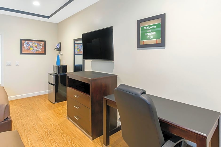Econo Lodge Inn & Suites