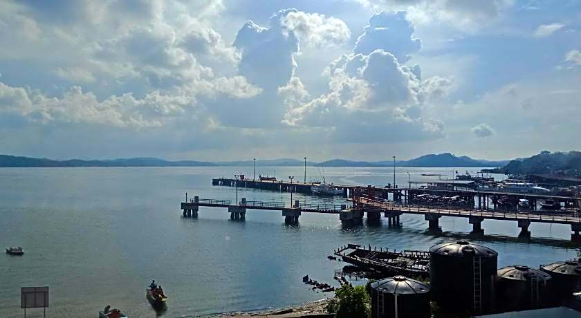 The Upper Deck Hotel