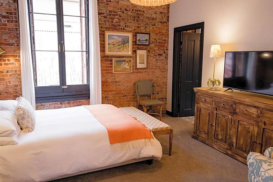 Speakeasy Suites Sleeps 18