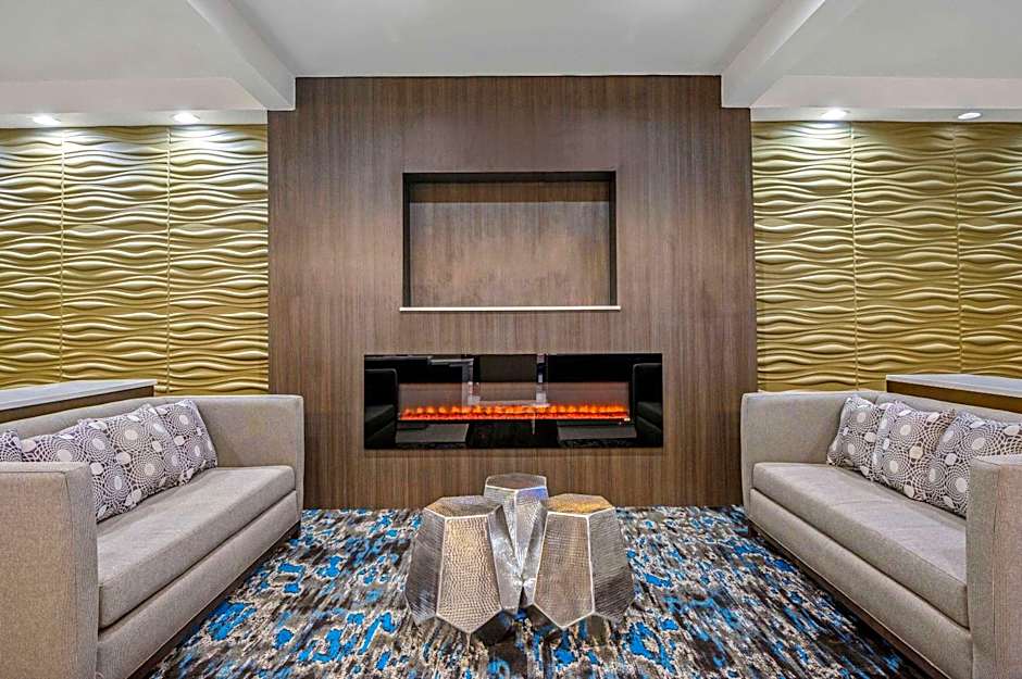 La Quinta Inn & Suites by Wyndham Maingate Fort Jackson