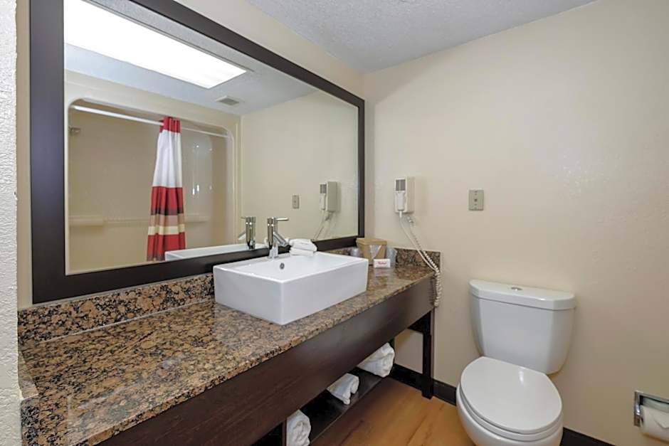 Red Roof PLUS & Suites Opelika