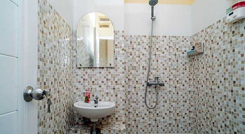 RedDoorz Plus Syariah near Pasar Turi