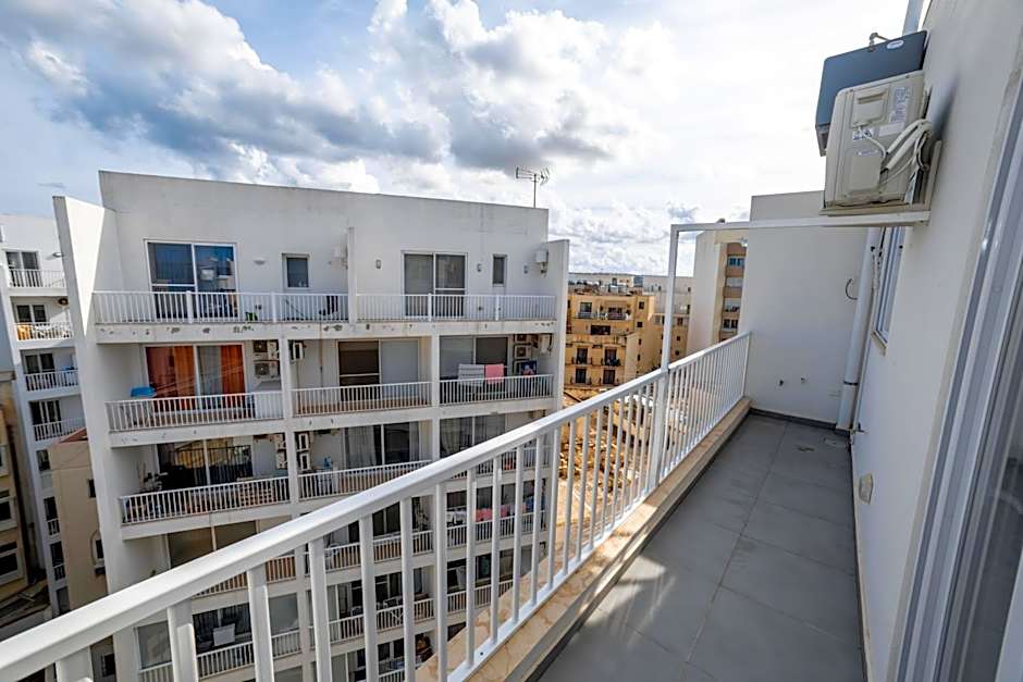 Spacious 2BR Apartment with Terrace - by HostMT