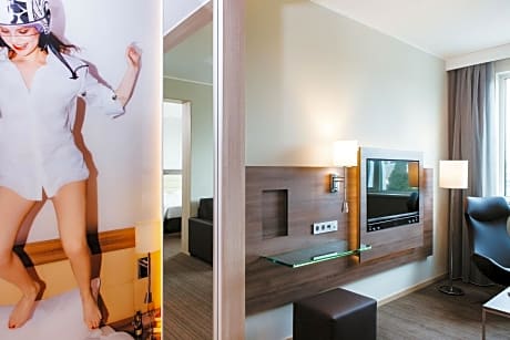 Family Room, 1 Queen Bed with Sofa bed, Non Smoking (1 Queen Bed and 1 Double Sofa Bed)