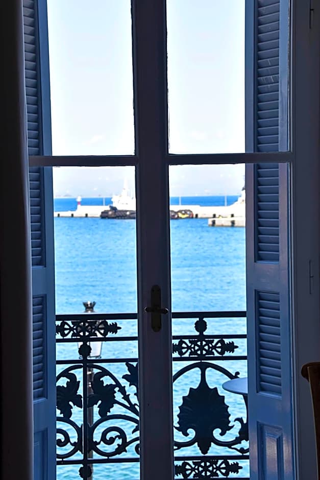 Leonidas Hotel