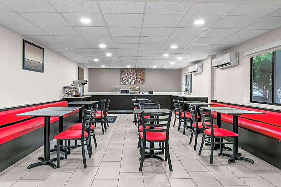 HomeTowne Studios by Red Roof Flint