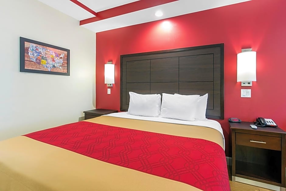 Econo Lodge Inn & Suites