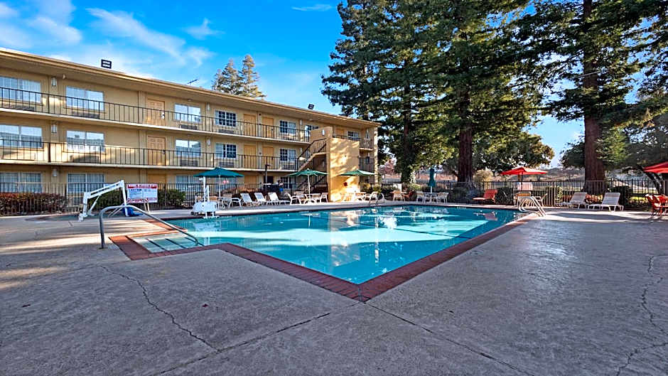 Howard Johnson by Wyndham Sacramento Downtown