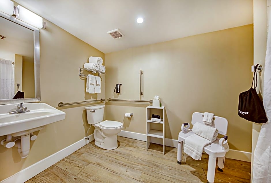 Commander Hotel & Suites
