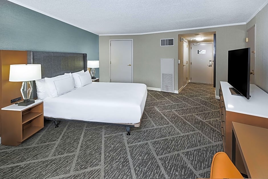 Photo 1 of 4 of 1 King Bed, Mobility Accessible, Bathtub