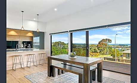 Hobart Luxury: Modern 4BR - Mountain & Water Views