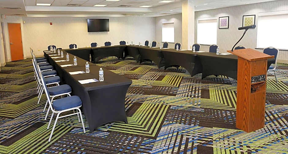 Holiday Inn Express & Suites Chicago North-Waukegan-Gurnee by IHG
