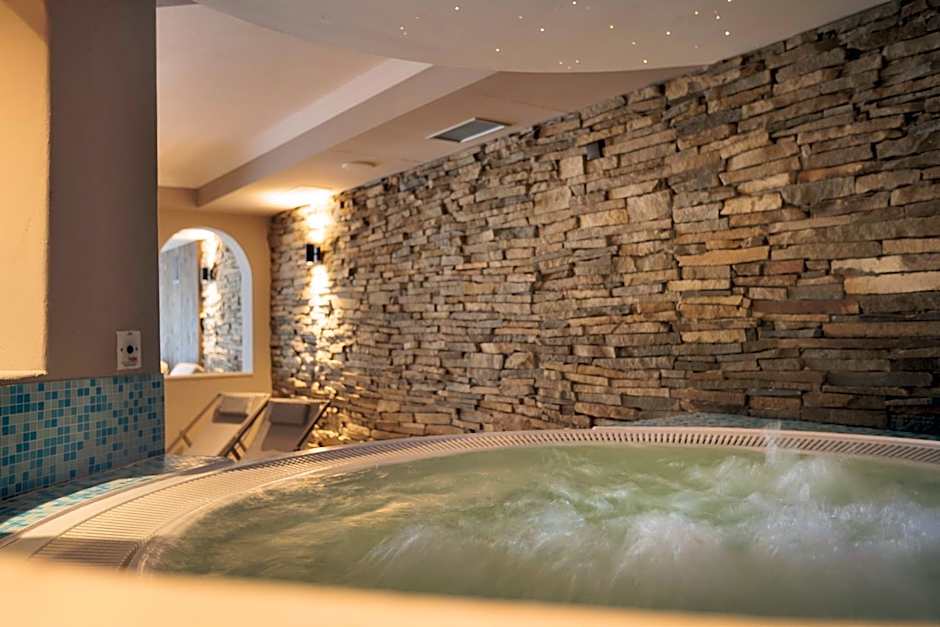 Aparthotel Familiaris - Family Apartments - Pools & Spa in Dolomites