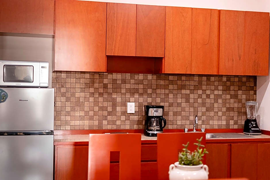 La Lola Hotel & Suites