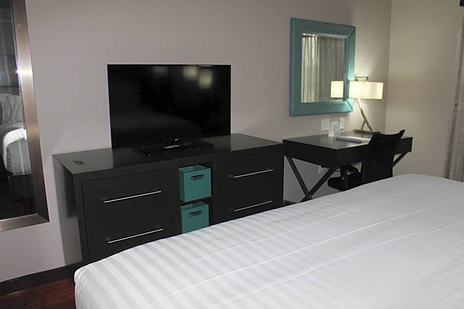 Holiday Inn Express & Suites Shawnee-Kansas City West By IHG