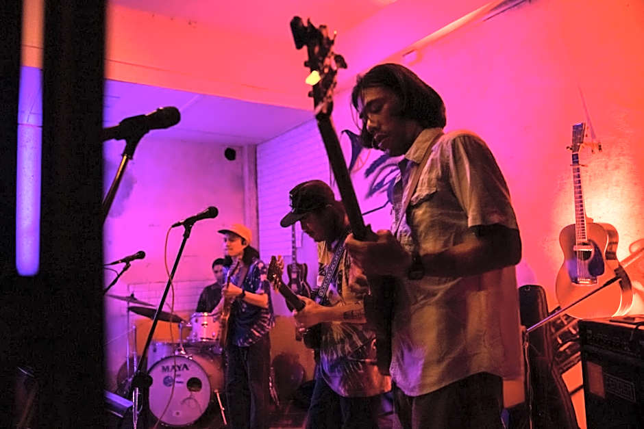 Hostel and Music Bar Bros