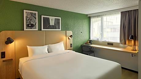 Standard Room 1 Queen Bed