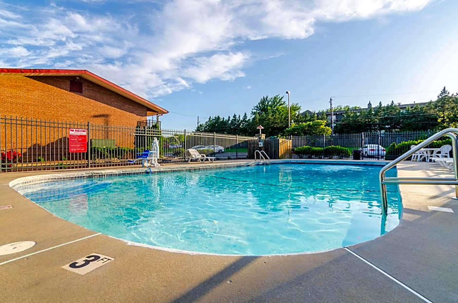 Econo Lodge Inn & Suites I-35 At Shawnee Mission