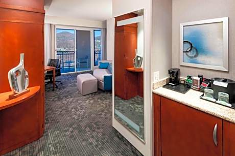 One-Bedroom King Suite with Bathtub and Sofa Bed - Mobility Access