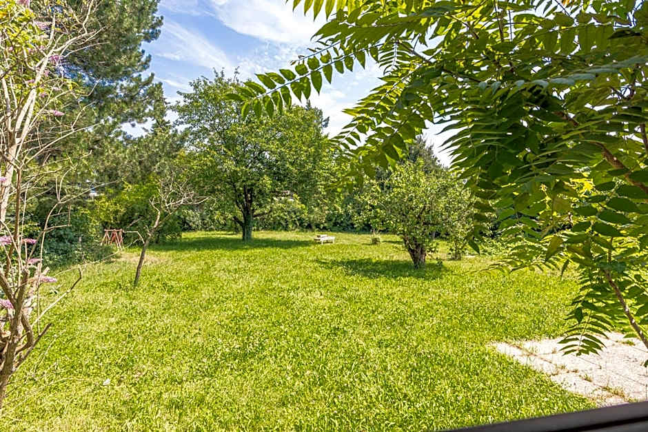 Comfy Rooms in Shared villa with Terrace and Garden