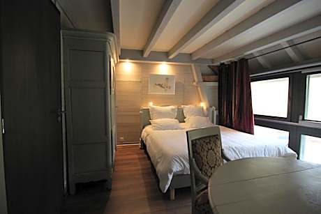 Deluxe Double Room with Bath - POMMIER