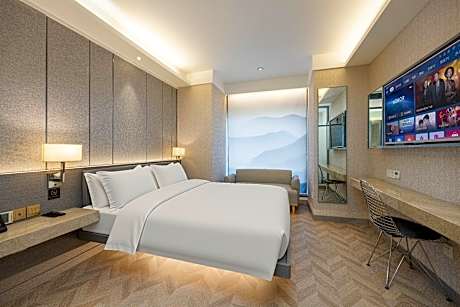 Room with Queen Bed