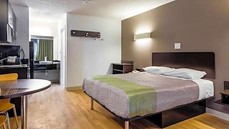 1 Queen Bed | Non-Smoking, Kitchen