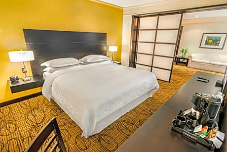 One-Bedroom King Suite with Sofa Bed - Club Access