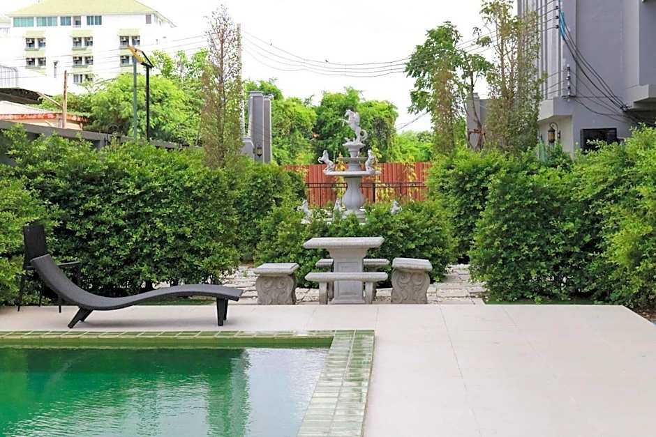 RQ Bangkok Sukhumvit 107 by Collection O