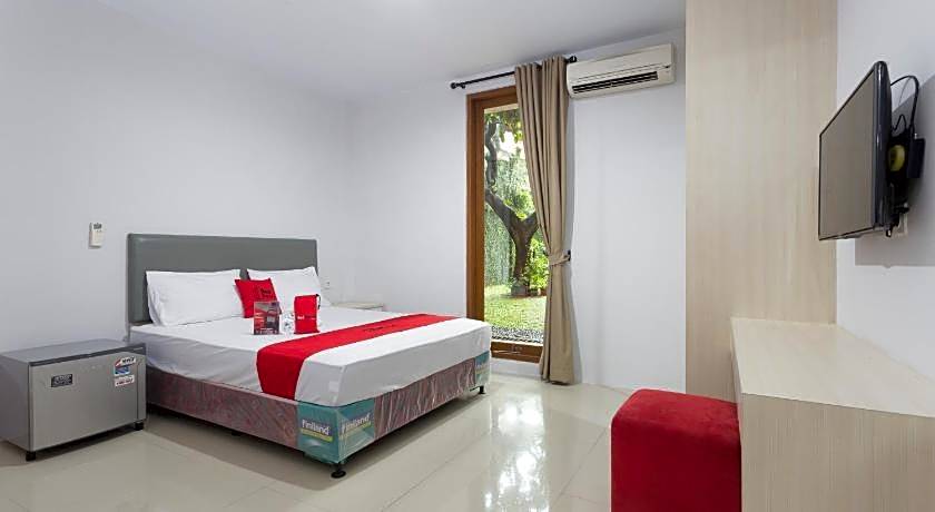 RedDoorz Plus near Cilandak Town Square 2