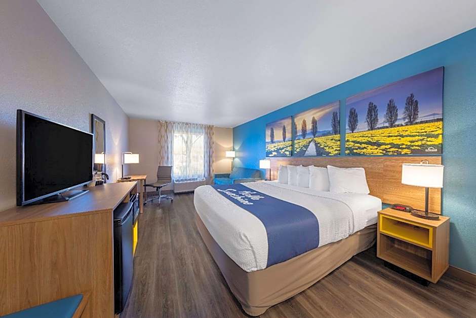 Days Inn by Wyndham Lathrop