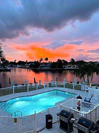 Aloha Apartments On the Intracoastal-Walk to the Beach