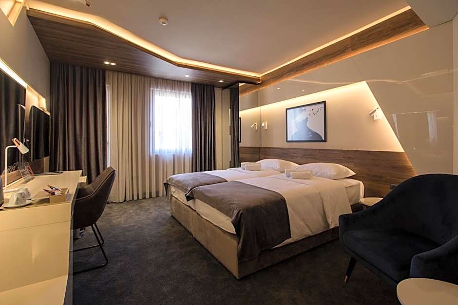 BOUTIQUE 25h by Eva stay 018