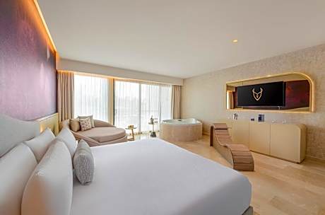 Seductive Tropical View Jacuzzi Suite