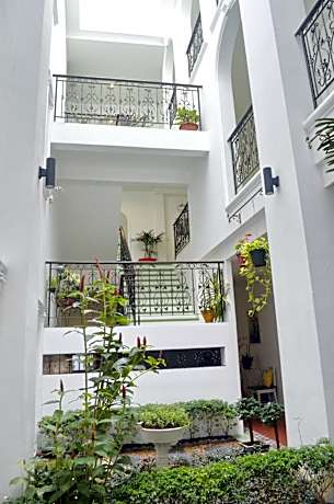 Deluxe 1 King Garden View