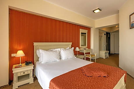 Double Room with Sea View & Free Access to Private Beach