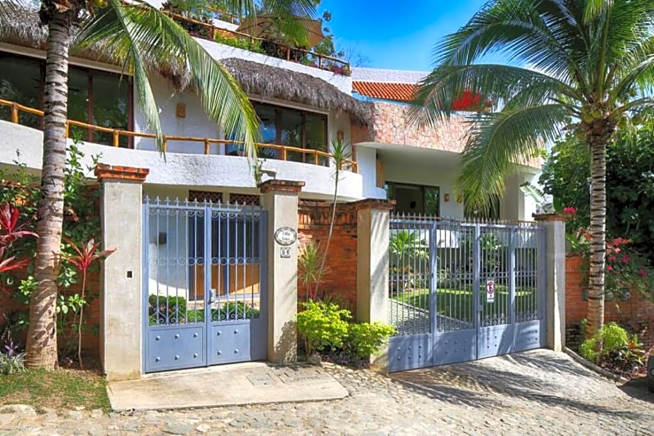 Villa Kiwi. Huge Pool, Steps To Town n Beach. 6 plus BRM 7.5 BTH 3 KCN