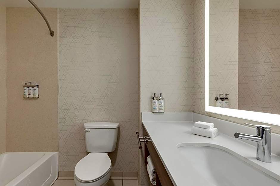 Holiday Inn Express & Suites North Fremont By IHG