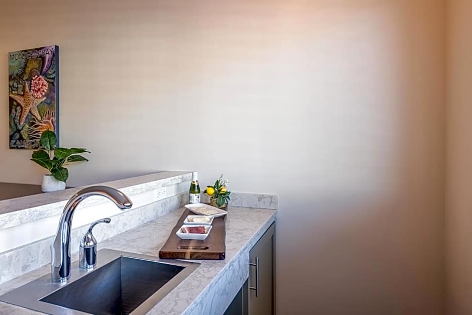 Inn At Moss Landing Point