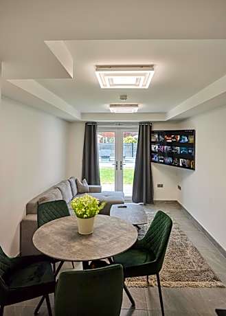 The Ashcroft Studios & Apartments with Free Parking