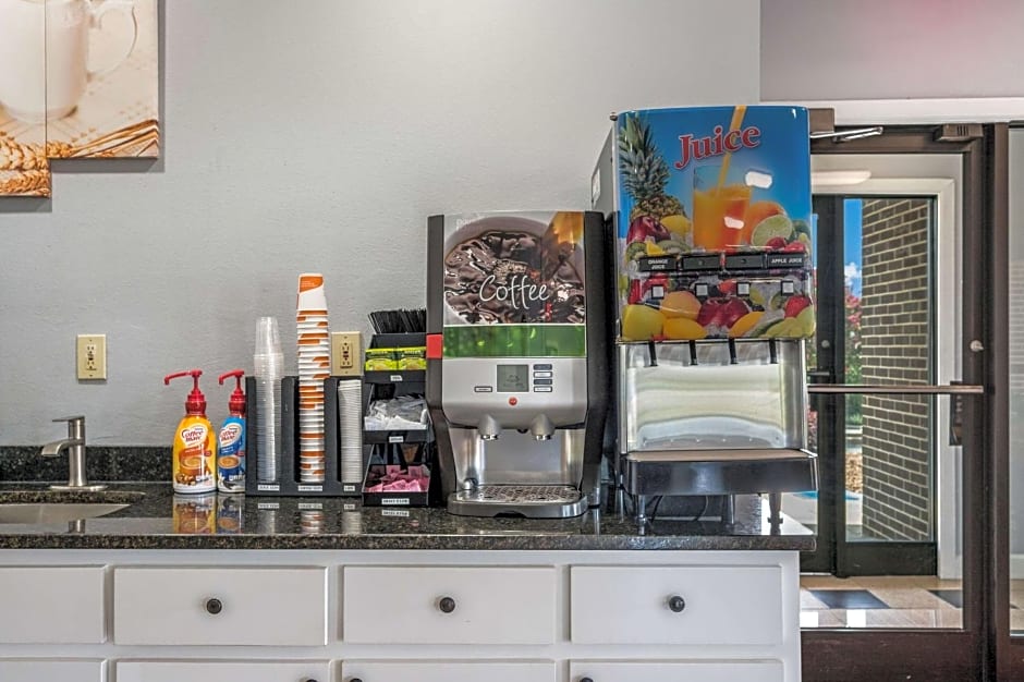 Econo Lodge Inn & Suites