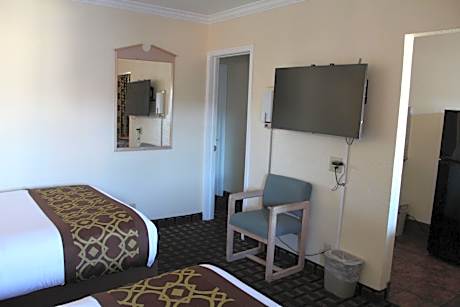 Deluxe Family Suite 3 Queen Beds with Kitchenette - Non Smoking