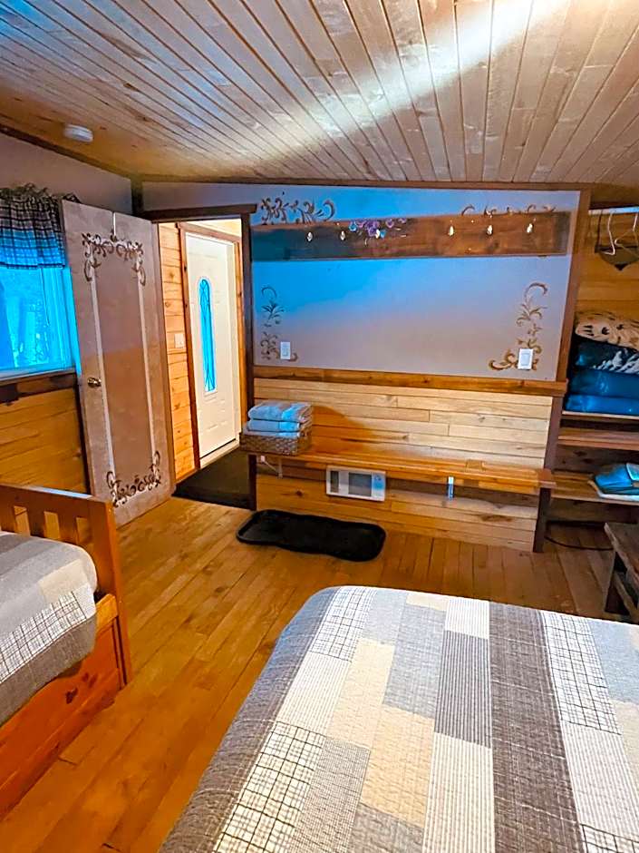 Summit River Lodge & Campsites