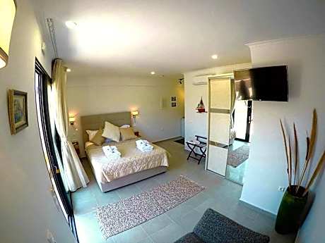 Studio (2 Adults + 2 Children)