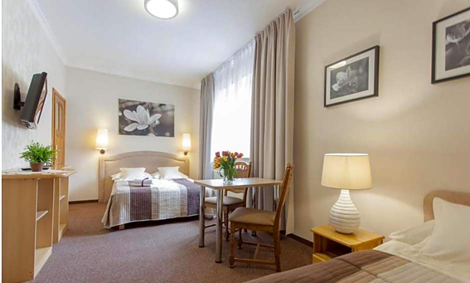 Villa Anna - Noclegi Rooms - FREE parking, taras, 1500m do Starówki