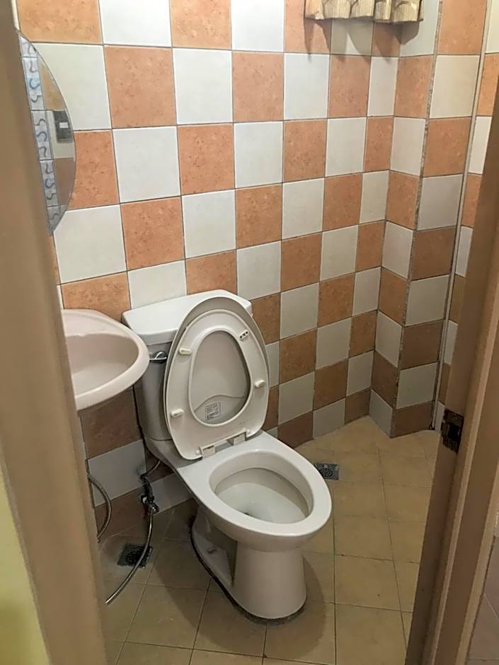 ASHBURN'S TRANSIENT BAGUIO - 3rd to 5th floor BASIC SLEEP and GO Accommodation, WITH PARKING, NO ELEVATOR