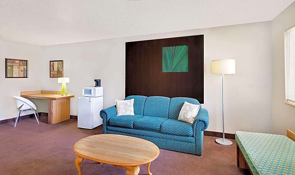 Super 8 by Wyndham Newburgh/West Point Stewart Intl Airport