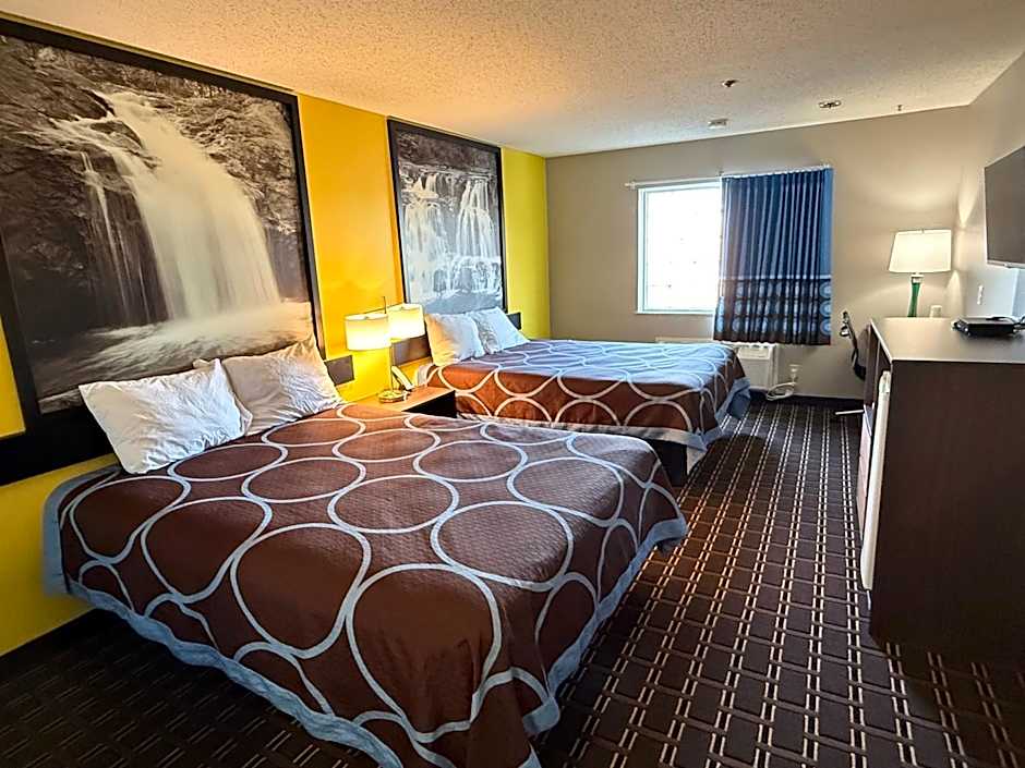 Super 8 by Wyndham Reedsburg