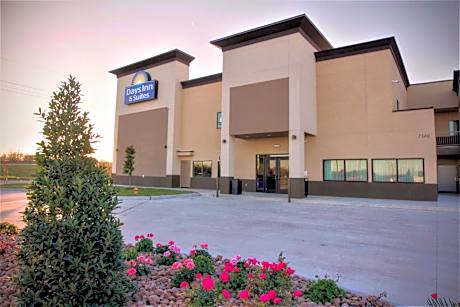 Days Inn & Suites by Wyndham Port Arthur